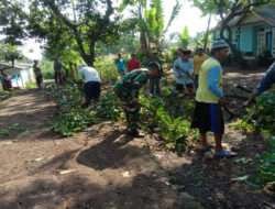 Koramil Kuripan Mempelopori Kerja Bakti Bersihkan Jalan Desa