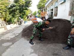Sinergitas Anggota Koramil 03/Serengan Bersama Warga Kerja Bakti Bangun Masjid