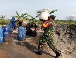 Babinsa Pimpin Kerja Bakti Pembuatan Saluran Air Dan Talud Jalan