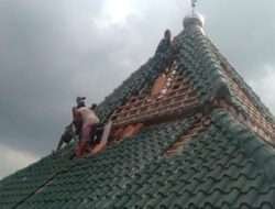 Babinsa Posramil Pitu Berpartisipasi Gotong Royong Membantu Perbaikan Masjid di Wilayah