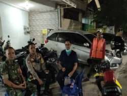 Giat Patroli Rutin Warga di Jalan Gersikan Kapolsek Tambaksari Menyampaikan Pentingya Koordinasi Keamanan