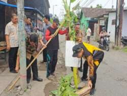 Gus Muhdlor Perintahkan Dinas PU Bina Marga Bersihkan Pohon Pisang dan Segera Perbaiki Jalan Rusak di Desa Jumput Rejo