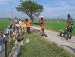Dengan Semangat Gotong Royong, Babinsa Kwadungan Bersama Masyarakat Kerja Bakti Perbaiki Irigasi Pertanian