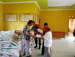 Babinsa Widodaren Bantu Salurkan Pembagian Beras kepada Masyarakat Sekaralas