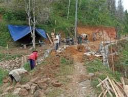 Babinsa Purwoharjo Gotong-Royong Bangun Jembatan Hubungkan Jalan Antar Provinsi