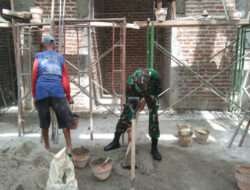 Babinsa Kodim 0802/Ponorogo Ikut Gotong Royong Bangun Masjid di Wilayah Desa Binaan