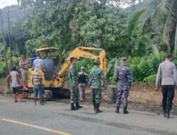 Ciptakan Kenyamanan Bagi Masyarakat, Babinsa Koramil 0801/01 Pacitan Kerja Bakti Bersihkan Jalan