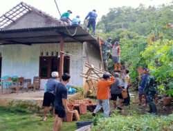 Wujud Peduli, Babinsa Koramil 0801/11 Donorojo Bersama Warga Lakukan Gotong Royong