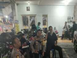Patroli Sambang Warga Gersikan Kapolsek Tambaksari  berkoordinasi.