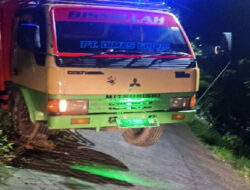 Truk Bermuatan Kayu Sengon Tidak Kuat Menanjak Hampir Terguling di Jalan Lingkar Bawean