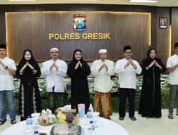 Tingkatkan Iman dan Taqwa, Polres Gresik bersama Tim Hadrah Aulian Musthofa Polda Jatim Sholawatan