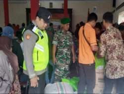 Babinsa Karangtengah Dampingi Penyaluran Bantuan Pangan Bagi Warga Dari Lima Desa