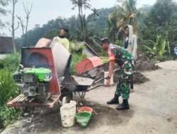 Karya Bhakti Babinsa Koramil Sine Bersama Warga di Wilayah Binaannya