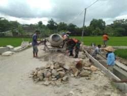 Tingkatkan Kemanunggalan, Babinsa Kodim 0802/Ponorogo Ikut Kerja Bakti Bangun Irigasi