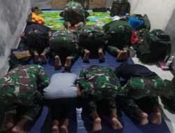 Setelah Seharian Bekerja, Satgas TMMD Tak Lupakan Kewajiban Kepada Sang Pencipta