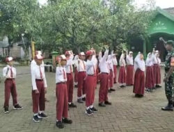 Babinsa Koramil Paron Bekali Wawasan Kebangsaan Kepada Siswa Siswi SDN 5 Tempuran