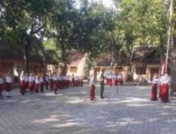 Babinsa Kodim 0802/Ponorogo Lakukan Upacara Pengibaran Bendera Merah Putih Bersama Siswa SD
