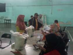 PT. POS Indonesia Salurkan Beras Bulog di Wilayah Kecamatan Kenjeran Kelurahan Sidotopo Wetan