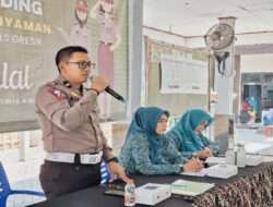 Tekan Angka Laka Lantas, Satlantas Polres Gresik Gelar Sosialisasi Keselamatan Bareng Emak – Emak