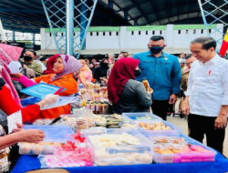 Presiden Jokowi Cek Harga Komoditas Pangan di Pasar Rakyat Talang Banjar Jambi