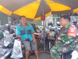 Wujud Nyata Kedekatan Dengan Rakyat Babinsa Sudiroprajan Komsos Dengan Juru Parkir di Wilayah Binaan