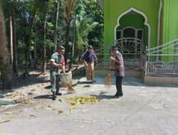 Bersihkan Prasarana Tempat Ibadah, Babinsa Bantu Pembersihan Masjid