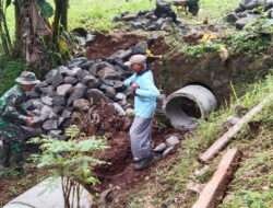 Peduli Warga, Babinsa Bantu pembuatan Drainase