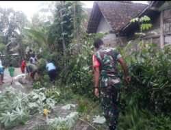 Babinsa Koramil Geneng Bersama Warga Gotong Royong Bersihkan Lingkungan