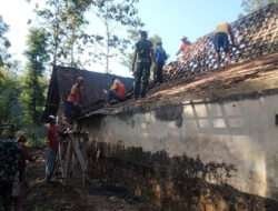 Mantapkan Kemanunggalan TNI-Rakyat, Koramil 17/Sidoharjo Gotong-Royong Bersama Warga Bantu Rehab RTLH