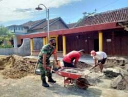 Aktif Dengan Kegiatan Desa Binaan Babinsa Bantu Rehab Rumah Warga