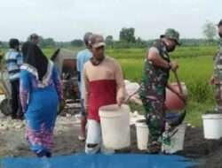 Babinsa Bantu Pengecoran jalan Desa, Tumbuhkan Semangat Kebersamaan Dan Gotong Royong