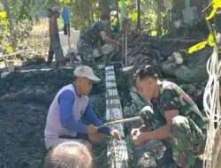 Babinsa Pitu Bersama Warga Kerja Bakti Bantu Warga Pondasi Rumah