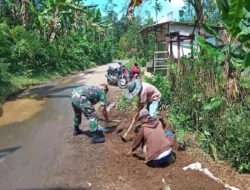 Koramil Krucil Kerja Bakti Perbaiki Saluran Irigasi