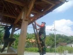 Babinsa Karangjati Karya Bakti Bersama Warga Dirikan Poskamling