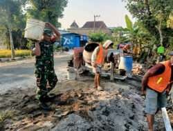 Tak mau Kalah, Babinsa Geneng Turun Bantu Angkat Adukan Semen