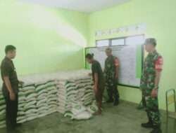 Babinsa Kawal Penyaluran Bantuan Beras Untuk Warga Kurang Mampu