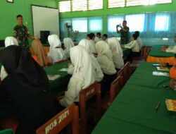 Babinsa Berikan Materi Wasbang Kepada Siswa SMPN 1 Padas