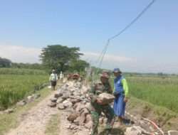 Babinsa Kebonromo Bahu Membahu Angkat Batu