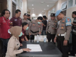 Polres Gresik Test Urine Anggota Secara Acak