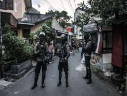 Densus 88 Geledah Rumah Terduga Teroris di Dupak Surabaya