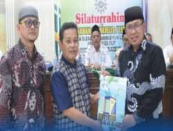 PDM Lamongan Menyerahkan SK Penetapan Anggota Pimpinan Majelis dan Lembaga kepada Ketua dan Sekretaris yang Ditetapkan