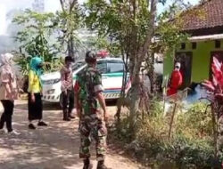 Dampingi Petugas Kesehatan, Babinsa Ngrambe Lakukan Fogging di Desa Binaan