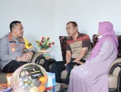 Bentuk Kepedulian Kapolres Gresik Anjangsa Anggota Yang Sakit