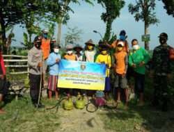 Babinsa Karangjati Bersama Petani Gropyokan Tikus di Sawah