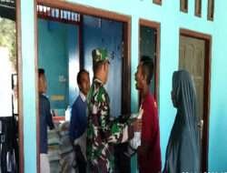 Tak Kenal Lelah, Babinsa Ngrambe Bantu Penyaluran Beras kepada Warga Kurang Mampu