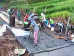 Sengatan Matahari Tak Surutkan Semangat TNI Dan Warga Rampungkan Sasaran TMMD