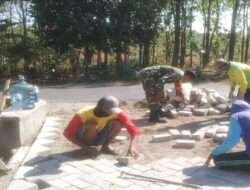 Babinsa Koramil Karanganyar Bantu Kerja Bakti Perbaikan Jalan