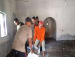 Peduli Sarana Ibadah, Babinsa Sine Dan Warga Kerja Bakti Bangun Musholla