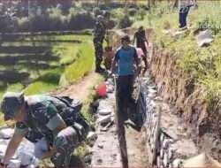 Babinsa Kodim 0802/Ponorogo Bantu Warga Bangun Talud