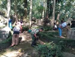 Peduli Sejarah, Babinsa Bersama Para Pemuda Bersihkan Situs Sejarah